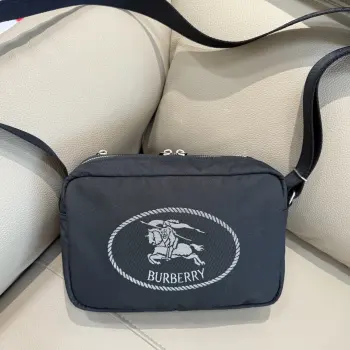 <p>原厂 B家最新斜背包 装饰与内讨配色呼应的精纺崁纱骑士印章 以反光纱线打造 源自 1980 年代品牌包款的典藏图案 肩背带点</p><p>缀同色系 Burberry 字母徽标 可调节缔造肩背或斜挎造型 </p><p>正面饰有精纺马术骑士徽标 (EKD)</p><p>尺寸26.5x 9x 18cm. 型号3881</p>