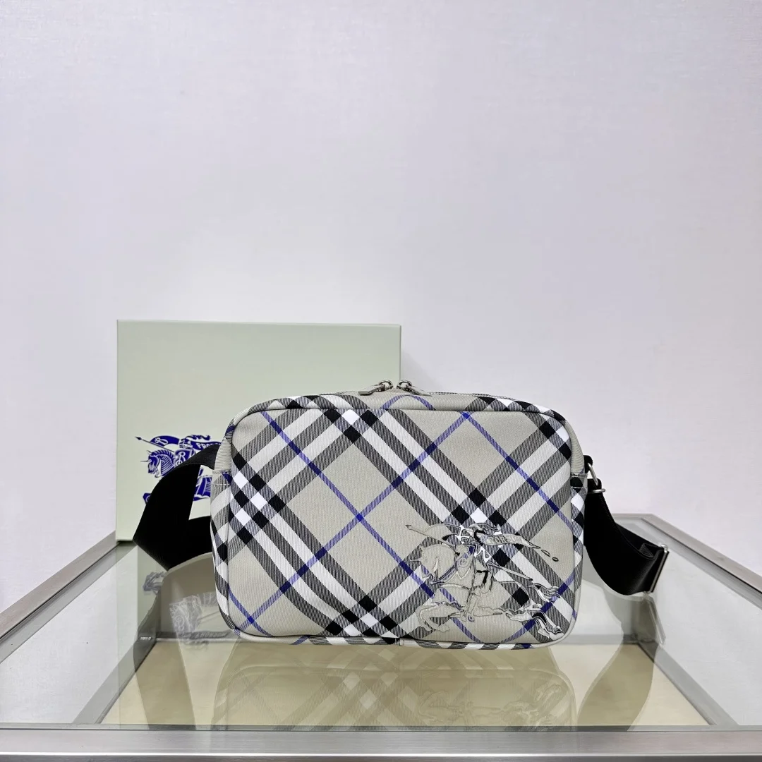 原单巴宝莉女包|高仿巴宝莉女包|精仿巴宝莉女包|一比一巴宝莉女包<p>原厂 B家最新斜背包 装饰精纺 Bur格纹 点缀马术骑士徽标(EKD 贴花 采用纯色内衬设计 搭配 B 字型拉链头 设有1个外口袋 可容纳各种小物件 来自 Bur经典之作系列 以鲜明品牌风格诠释衣橱必备款式 尺寸25 x 12× 18cm.</p><p>型号3201</p>