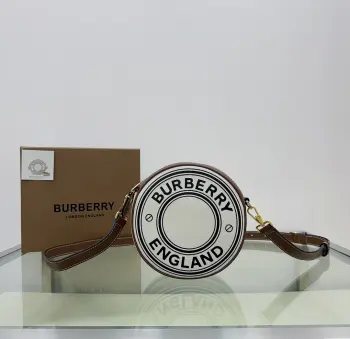 <p>特级 B家精巧的圆形 Louise – 路易丝包  选用棉质帆布拼皮革打造 印有品牌徽标图案 命名源自维多利亚女王的女儿 Louise 她同时也是艺术家和性别平等倡导者 包款可斜背 或卸下背带缔造手拿包造型 尺寸 17 x 7 x 17cm型号2931</p>