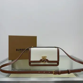<p>原厂 B家最新专属标识锁扣包 选用意大利鞣制粒纹皮革材质打造 搭配丁B 专属标识锁扣 非常独特 小巧实背的包型 容量也不小</p><p>尺寸20 x 5.5 x 12.5cm型号9141</p>