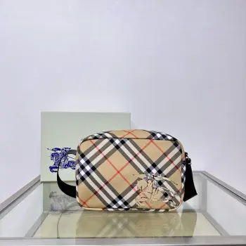 <p>原厂 B家最新斜背包 装饰精纺 Bur格纹 点缀马术骑士徽标(EKD 贴花 采用纯色内衬设计 搭配 B 字型拉链头 设有1个外口袋 可容纳各种小物件 来自 Bur经典之作系列 以鲜明品牌风格诠释衣橱必备款式 尺寸25 x 12× 18cm.</p><p>型号3201</p>