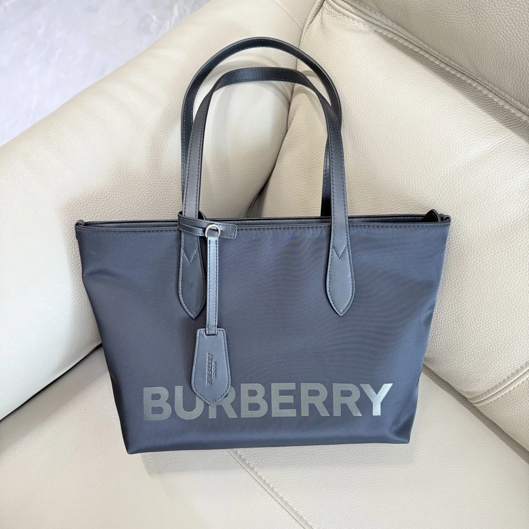 <p>原厂 BUR尼龙配皮 托特包 购物袋 包身很轻 超大容量采用经典巴宝莉防水尼龙料设计 可手提斜背 带口拉链设计 内有拉链袋 尺寸 30X24x11开口40cm型号3151</p>