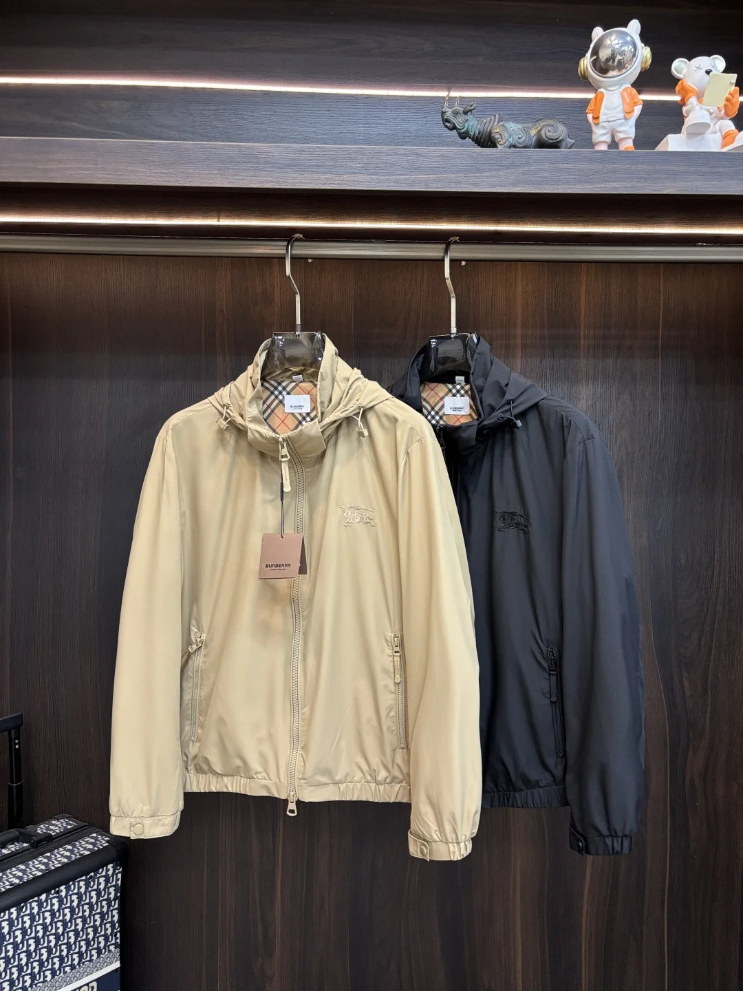 原单外套男装|高仿外套男装|精仿外套男装|一比一外套男装<p>Burberry 2026春季新款发布 巴宝莉立领夹克外套 隐藏帽衫设计春季爆款夹克外套 字母Logo 刺绣款 提花面料穿上就是舒适自在又显瘦的存在 慵懒而随性 结合干净简单的色系就特别耐看 适合日常穿着 倾情推出缀饰活力印花的运动单品 </p><p>尺码 M-3XL 三标齐全 </p><p>颜色 黑色</p><p>H2026新款首发G8826</p>