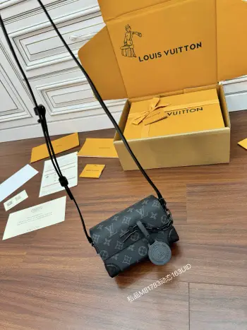 <p>独家163首发型号 M81783私品 163动态UID  进口菱形面料  品质第九次升级 进口原厂皮 专柜同步 动态电子芯片 礼品袋 保护纸 铜版电子标签 合格证 皮料是正品代工厂意大利A级树膏皮 私品 :所谓的私品 是在于品质 五金 面料 手工 油边 A级出品 拍摄图跟产品一致丶配图上的全套包装.尺寸:18x11x6.5CM</p>