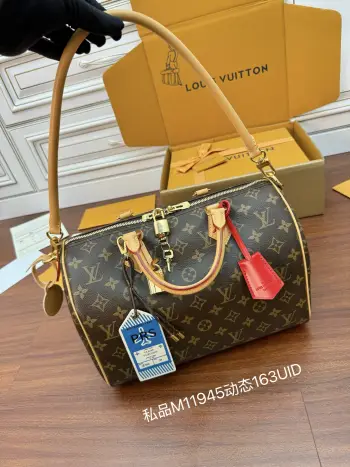 <p>独家(正品原厂进口皮私品就是渠道货)首发型号 M11945私品 163动态UID  进口菱形面料  品质和材料第九次再次升级 专柜同步 动态电子芯片 礼品袋 保护纸 铜版电子标签 合格证 皮料是正品代工厂意大利A级树膏皮 私品 就是渠道货:是在于品质 五金 面料 手工 油边 是A级出品 拍摄图跟产品一致丶配图上的全套包装.尺寸 30x21x17CM</p>