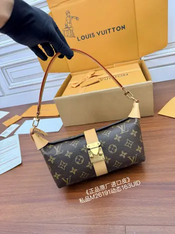 <p>独家(正品原厂进口皮)首发型号 M26191私品 163动态UID  进口菱形面料  品质和材料第九次再次升级 专柜同步 动态电子芯片 礼品袋 保护纸 铜版电子标签 合格证 皮料是正品代工厂意大利A级树膏皮 私品 是在于品质 五金 面料 手工 油边 是A级出品 拍摄图跟产品一致丶配图上的全套包装.尺寸 22x14.5x8CM</p>