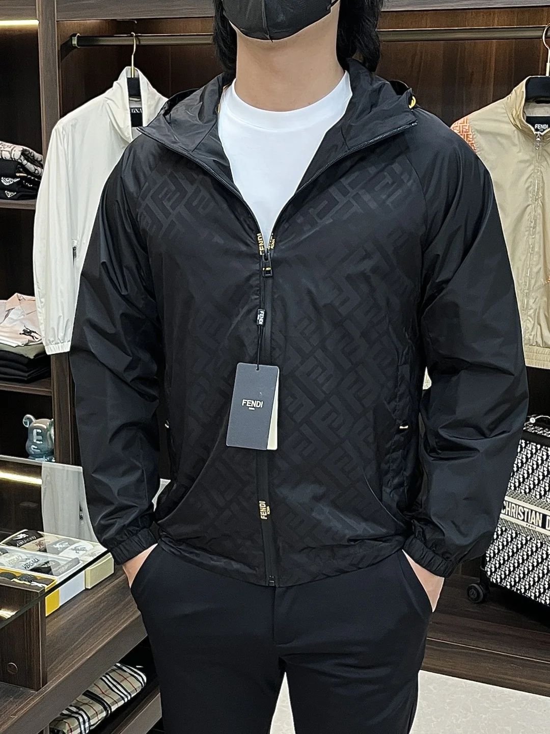 原单外套男装|高仿外套男装|精仿外套男装|一比一外套男装<p>Fendi 2026ss春季新款发布 芬迪连帽夹克外套 春季爆款外套 经典字母logo提花面料设计 穿上就是舒适自在又显瘦的存在 慵懒而随性 结合干净简单的色系就特别耐看 适合日常穿着 倾情推出缀饰活力印花的运动单品 时尚品质生活 </p><p>尺码 M-3XL</p><p>颜色 黑色 咖色</p><p>H2026新款首发/G8844</p>