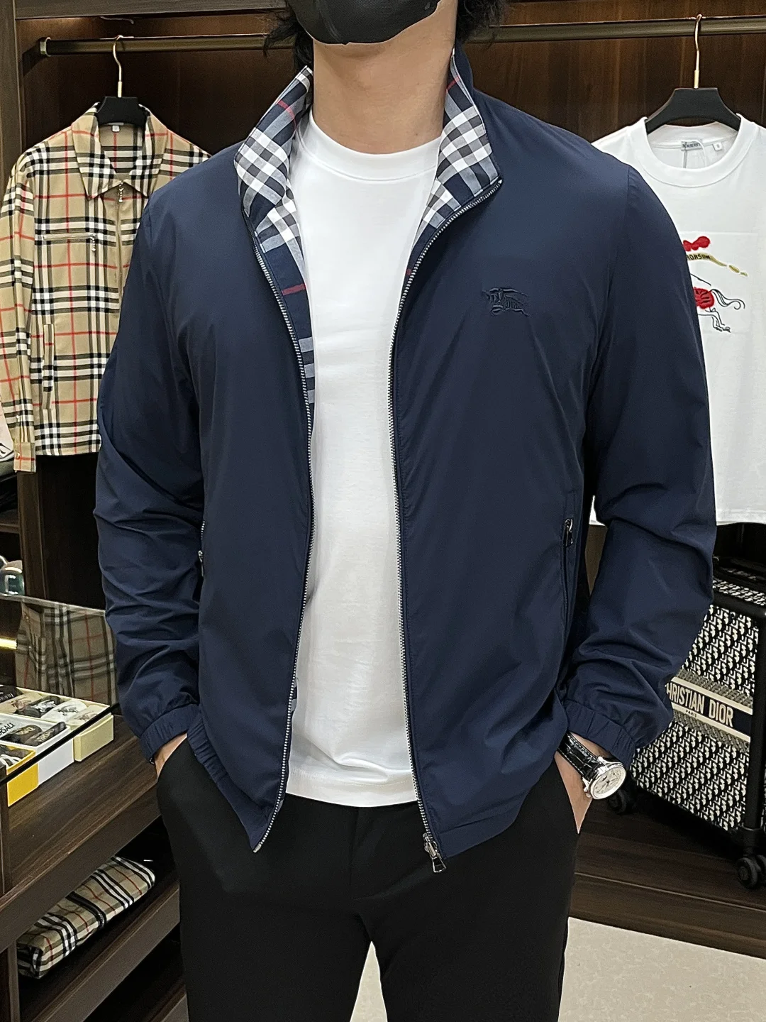 原单外套男装|高仿外套男装|精仿外套男装|一比一外套男装<p>Burberry 2026ss春季新款发布巴宝莉立领夹克外套 双面穿春季爆款外套 经典战马logo刺绣 穿上就是舒适自在又显瘦的存在 慵懒而随性 结合干净简单的色系就特别耐看 适合日常穿着 倾情推出缀饰活力印花的运动单品 时尚品质生活 </p><p>尺码 M-3XL</p><p>H2025新款首发/93003</p>