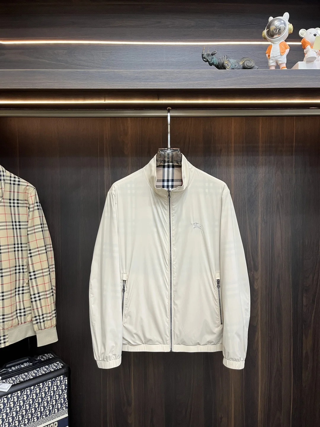 原单外套男装|高仿外套男装|精仿外套男装|一比一外套男装<p>Burberry 2026ss春季新款发布巴宝莉立领夹克外套 双面穿春季爆款外套 穿上就是舒适自在又显瘦的存在 慵懒而随性 结合干净简单的色系就特别耐看 适合日常穿着 倾情推出缀饰活力印花的运动单品 时尚品质生活 </p><p>尺码 M-3XL</p><p>H2026新款首发/93003</p>