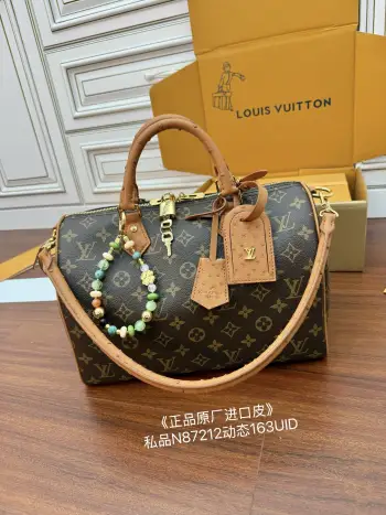 <p>独家真鸵鸟皮(正品原厂进口皮)首发型号 N87212私品 163动态UID  进口菱形面料  品质和材料第九次再次升级 专柜同步 动态电子芯片 礼品袋 保护纸 铜版电子标签 合格证 皮料是正品代工厂意大利A级树膏皮 私品 是在于品质 五金 面料 手工 油边 是A级出品 拍摄图跟产品一致丶配图上的全套包装.尺寸 30x21x17CM</p>