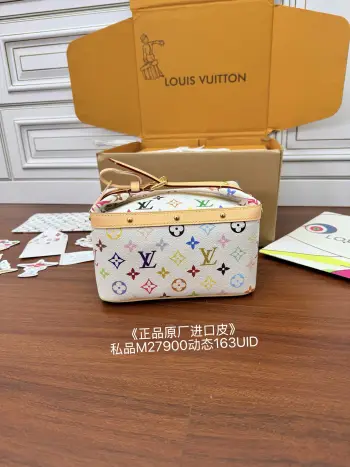 <p>独家(正品原厂进口皮)首发型号 M27900私品 163动态UID  进口菱形面料  品质和材料第九次再次升级 专柜同步 动态电子芯片 礼品袋 保护纸 铜版电子标签 合格证 皮料是正品代工厂意大利A级树膏皮 私品 是在于品质 五金 面料 手工 油边 是A级出品 拍摄图跟产品一致丶配图上的全套包装.尺寸 22x13.5x12CM</p>