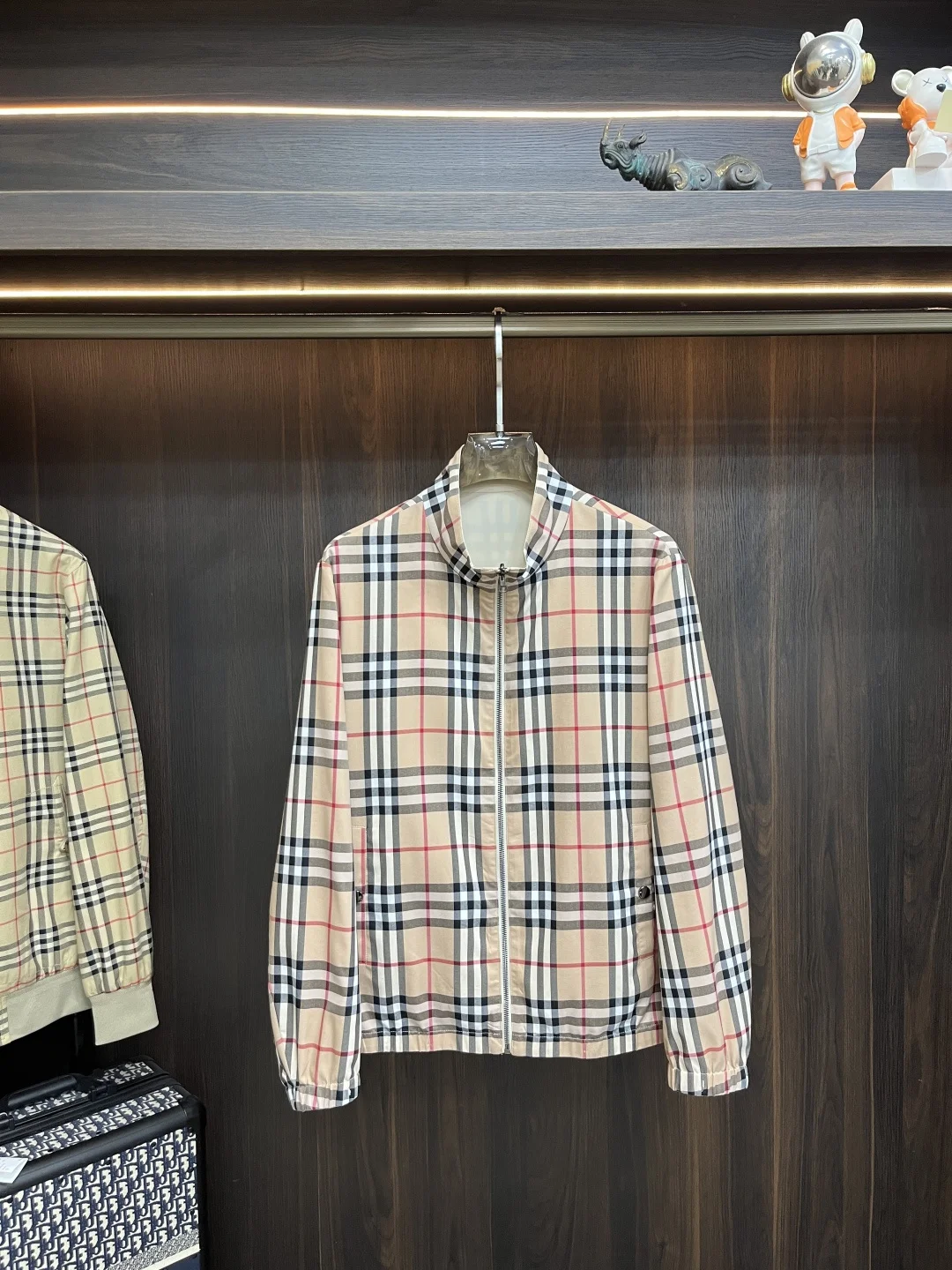 原单外套男装|高仿外套男装|精仿外套男装|一比一外套男装<p>Burberry 2026ss春季新款发布巴宝莉立领夹克外套 双面穿春季爆款外套 穿上就是舒适自在又显瘦的存在 慵懒而随性 结合干净简单的色系就特别耐看 适合日常穿着 倾情推出缀饰活力印花的运动单品 时尚品质生活 </p><p>尺码 M-3XL</p><p>H2026新款首发/93003</p>
