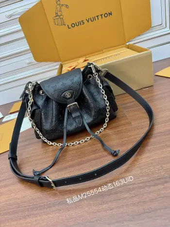 <p>独家163首发型号 M25554私品 163动态UID  进口菱形面料  品质第九次升级 进口原厂皮 专柜同步 动态电子芯片 礼品袋 保护纸 铜版电子标签 合格证 皮料是正品代工厂意大利A级树膏皮 私品 :所谓的私品 是在于品质 五金 面料 手工 油边 A级出品 拍摄图跟产品一致丶配图上的全套包装.尺寸:27x17x12CM</p>