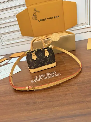 <p>独家(正品原厂进口皮)首发型号 M82717私品 163动态UID  进口菱形面料  品质和材料第九次再次升级 专柜同步 动态电子芯片 礼品袋 保护纸 铜版电子标签 合格证 皮料是正品代工厂意大利A级树膏皮 私品 是在于品质 五金 面料 手工 油边 是A级出品 拍摄图跟产品一致丶配图上的全套包装.尺寸 18x12x8CM</p>