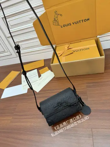 <p>独家(正品原厂进口皮)首发型号 M81746私品 163动态UID  进口菱形面料  品质和材料第九次再次升级 专柜同步 动态电子芯片 礼品袋 保护纸 铜版电子标签 合格证 皮料是正品代工厂意大利A级树膏皮 私品 是在于品质 五金 面料 手工 油边 是A级出品 拍摄图跟产品一致丶配图上的全套包装.尺寸 18x11x6.5CM</p>