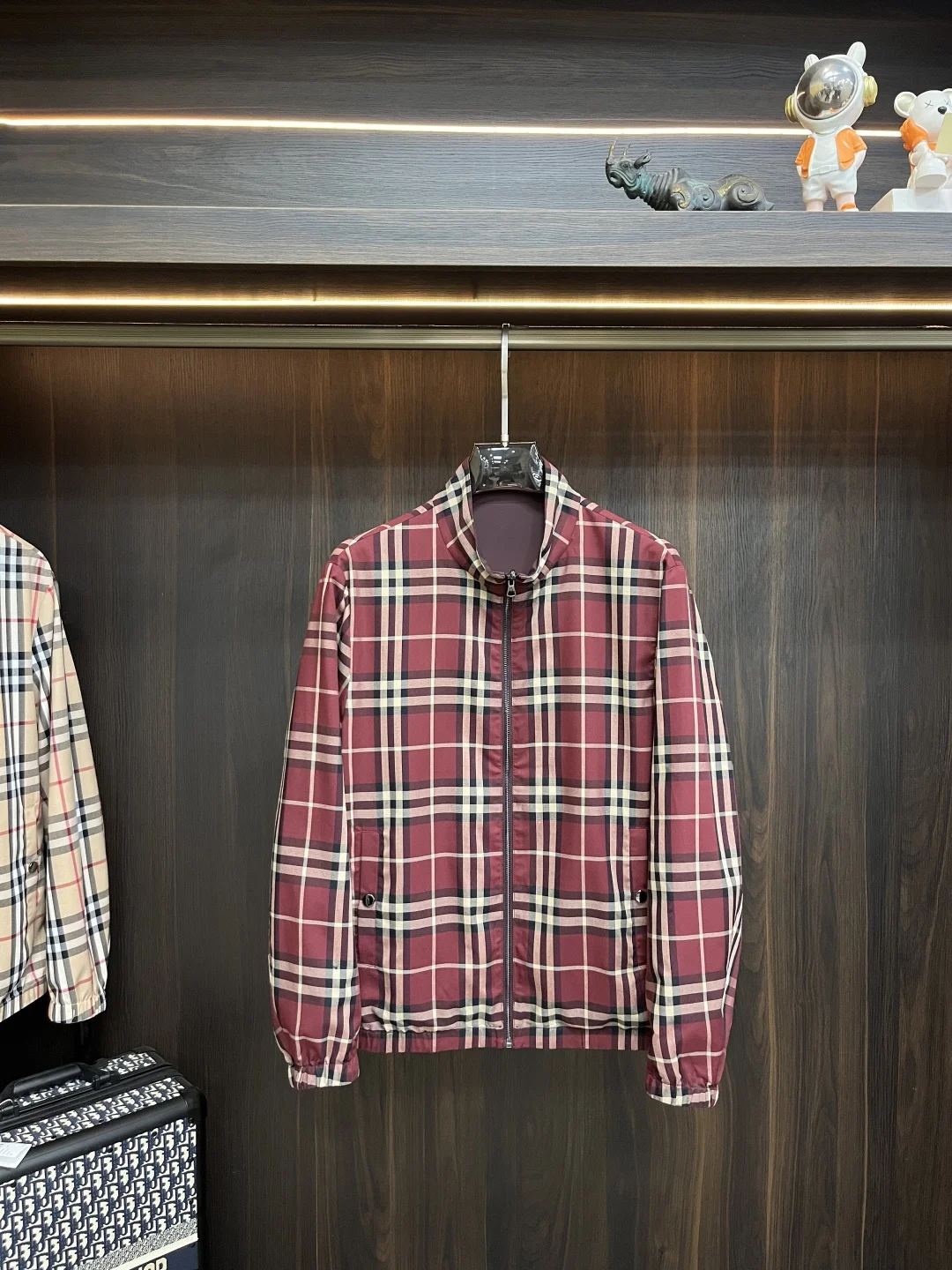 原单外套男装|高仿外套男装|精仿外套男装|一比一外套男装<p>Burberry 2026ss春季新款发布巴宝莉立领夹克外套 双面穿春季爆款外套 经典战马logo刺绣 穿上就是舒适自在又显瘦的存在 慵懒而随性 结合干净简单的色系就特别耐看 适合日常穿着 倾情推出缀饰活力印花的运动单品 时尚品质生活 </p><p>尺码 M-3XL</p><p>H2026新款首发/93003</p>