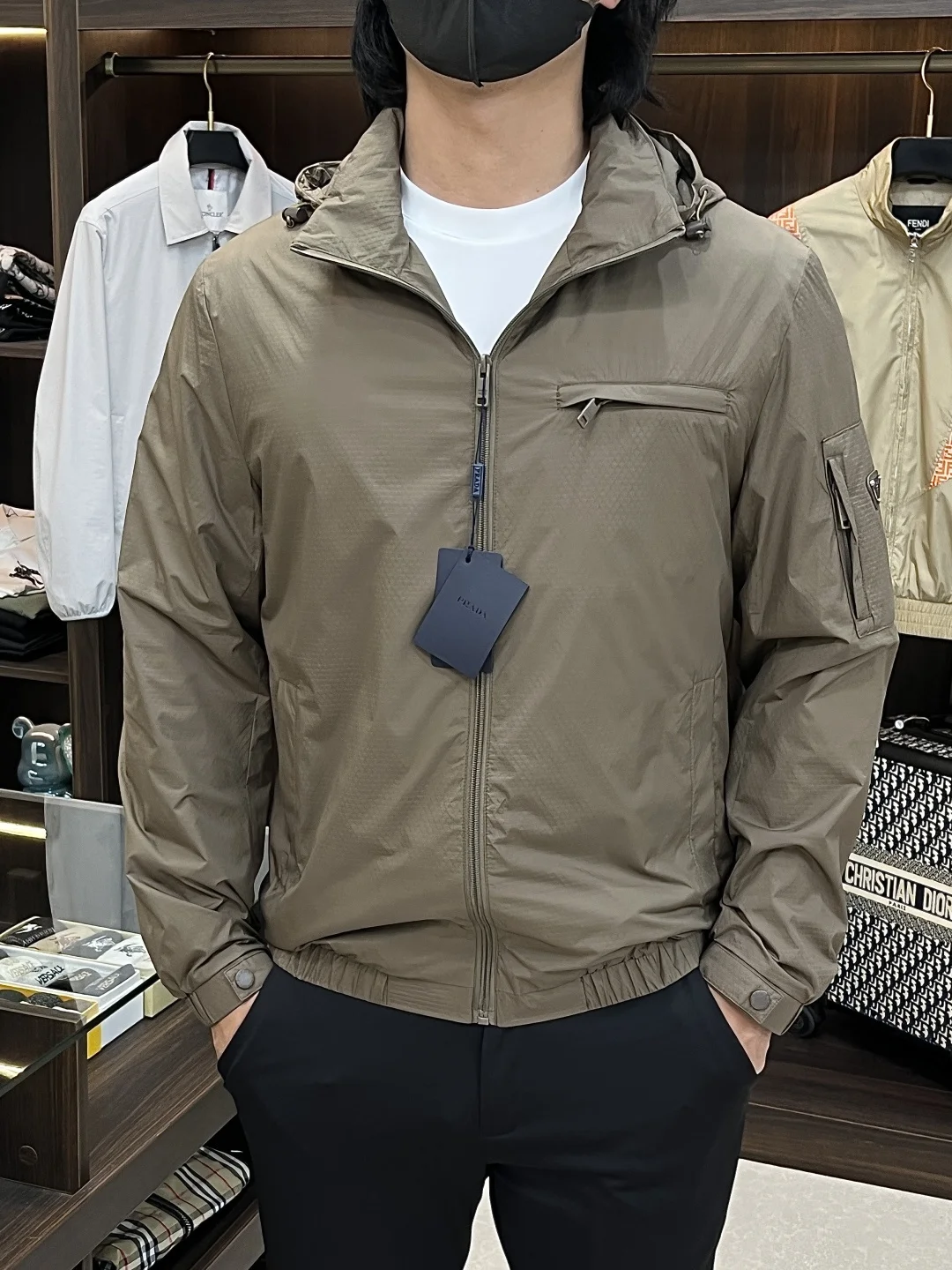 原单外套男装|高仿外套男装|精仿外套男装|一比一外套男装<p>Prada 2026春季新款发布 普拉达连帽夹克外套 设计春季爆款夹克外套 字母Logo 刺绣款 穿上就是舒适自在又显瘦的存在 慵懒而随性 结合干净简单的色系就特别耐看 适合日常穿着 倾情推出缀饰活力印花的运动单品 </p><p>尺码 M-3XL 三标齐全 </p><p>颜色 黑色 咖色/G8819</p><p>H2026新款首发</p>