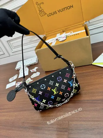 <p>独家163首发型号 M13663私品 163动态UID  进口菱形面料  品质第九次升级 进口原厂皮 专柜同步 动态电子芯片 礼品袋 保护纸 铜版电子标签 合格证 皮料是正品代工厂意大利A级树膏皮 私品 :所谓的私品 是在于品质 五金 面料 手工 油边 A级出品 拍摄图跟产品一致丶配图上的全套包装.尺寸:22x13x4CM</p>