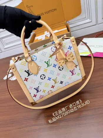 <p>独家(正品原厂进口皮)首发型号 M27580私品 163动态UID  进口菱形面料  品质和材料第九次再次升级 专柜同步 动态电子芯片 礼品袋 保护纸 铜版电子标签 合格证 皮料是正品代工厂意大利A级树膏皮 私品 是在于品质 五金 面料 手工 油边 是A级出品 拍摄图跟产品一致丶配图上的全套包装.尺寸 25x19x11.5CM</p>