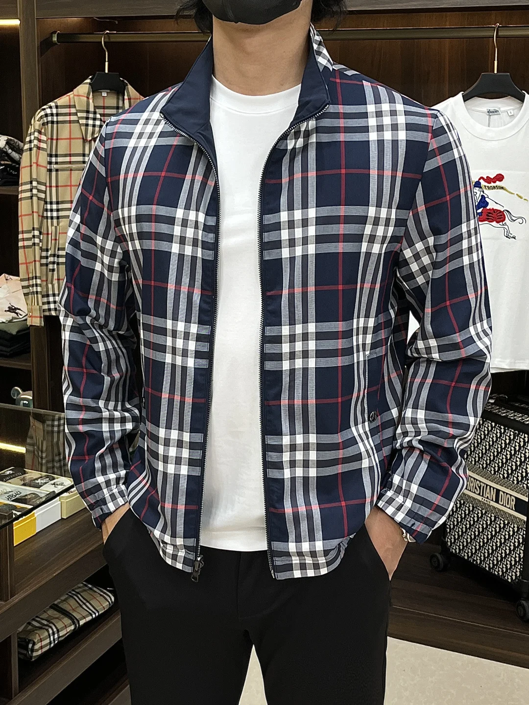 原单外套男装|高仿外套男装|精仿外套男装|一比一外套男装<p>Burberry 2026ss春季新款发布巴宝莉立领夹克外套 双面穿春季爆款外套 经典战马logo刺绣 穿上就是舒适自在又显瘦的存在 慵懒而随性 结合干净简单的色系就特别耐看 适合日常穿着 倾情推出缀饰活力印花的运动单品 时尚品质生活 </p><p>尺码 M-3XL</p><p>H2026新款首发/93003</p>