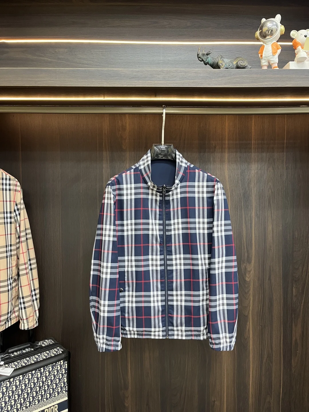 原单外套男装|高仿外套男装|精仿外套男装|一比一外套男装<p>Burberry 2026ss春季新款发布巴宝莉立领夹克外套 双面穿春季爆款外套 经典战马logo刺绣 穿上就是舒适自在又显瘦的存在 慵懒而随性 结合干净简单的色系就特别耐看 适合日常穿着 倾情推出缀饰活力印花的运动单品 时尚品质生活 </p><p>尺码 M-3XL</p><p>H2026新款首发/93003</p>