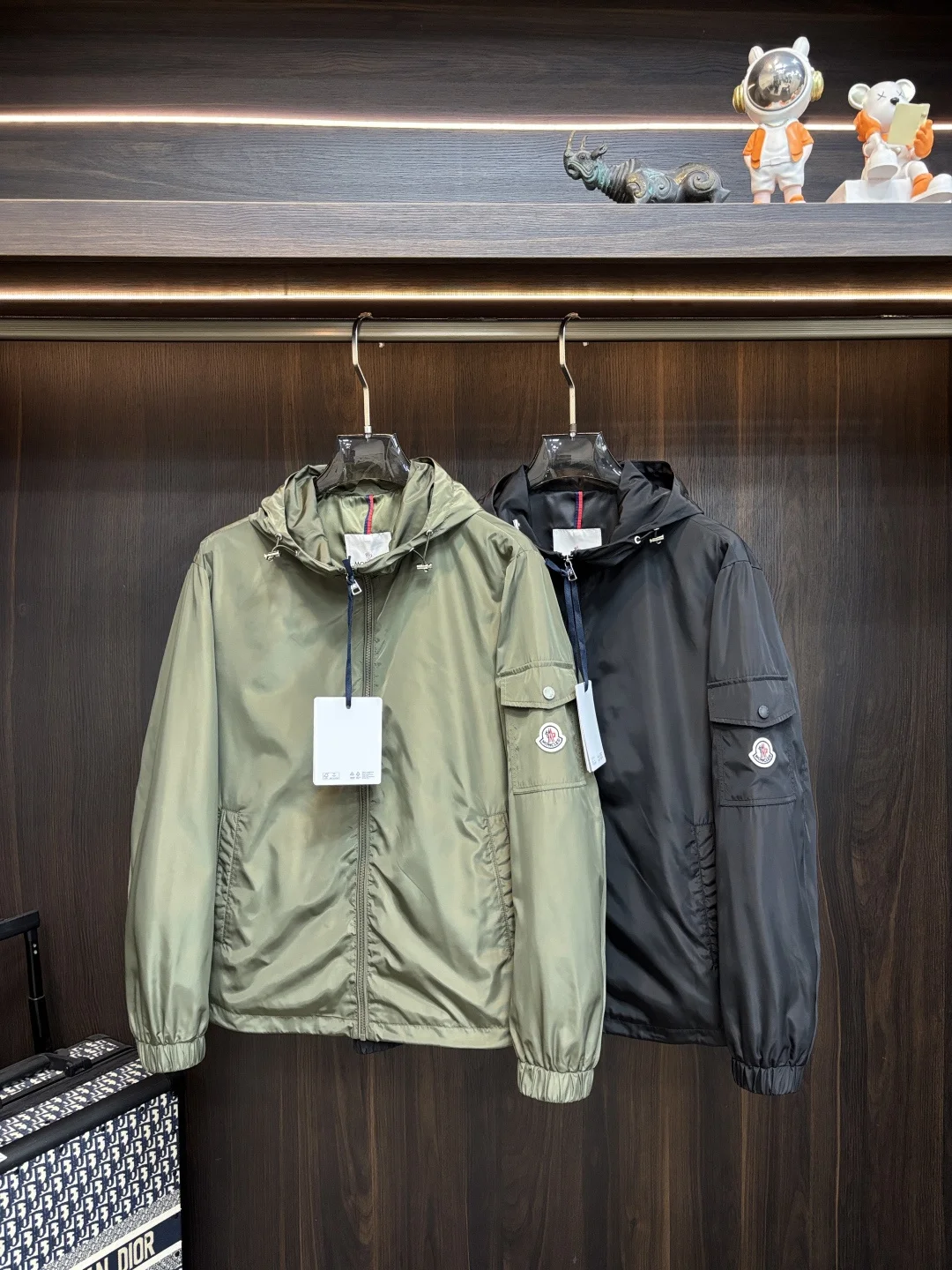 原单外套男装|高仿外套男装|精仿外套男装|一比一外套男装<p>Moncler 2026ss春季新款发布 蒙口连帽夹克外套 春季爆款外套 经典剪刀臂章设计 穿上就是舒适自在又显瘦的存在 慵懒而随性 结合干净简单的色系就特别耐看 适合日常穿着 倾情推出缀饰活力印花的运动单品 时尚品质生活 </p><p>尺码 M-3XL</p><p>颜色 黑色 绿色 </p><p>H2025新款首发/G8813</p>
