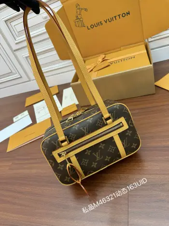 <p>独家163首发型号 M46321私品 163动态UID  进口菱形面料  品质第九次升级 进口原厂皮 专柜同步 动态电子芯片 礼品袋 保护纸 铜版电子标签 合格证 皮料是正品代工厂意大利A级树膏皮 私品 :所谓的私品 是在于品质 五金 面料 手工 油边 A级出品 拍摄图跟产品一致丶配图上的全套包装.尺寸:26x16x11CM</p>