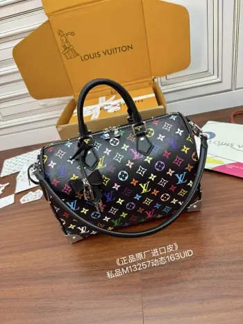 <p>独家163首发型号 M13257私品 163动态UID  进口菱形面料  品质第九次升级 进口原厂皮 专柜同步 动态电子芯片 礼品袋 保护纸 铜版电子标签 合格证 皮料是正品代工厂意大利A级树膏皮 私品 :所谓的私品 是在于品质 五金 面料 手工 油边 A级出品 拍摄图跟产品一致丶配图上的全套包装.尺寸 30x21x17CM</p>