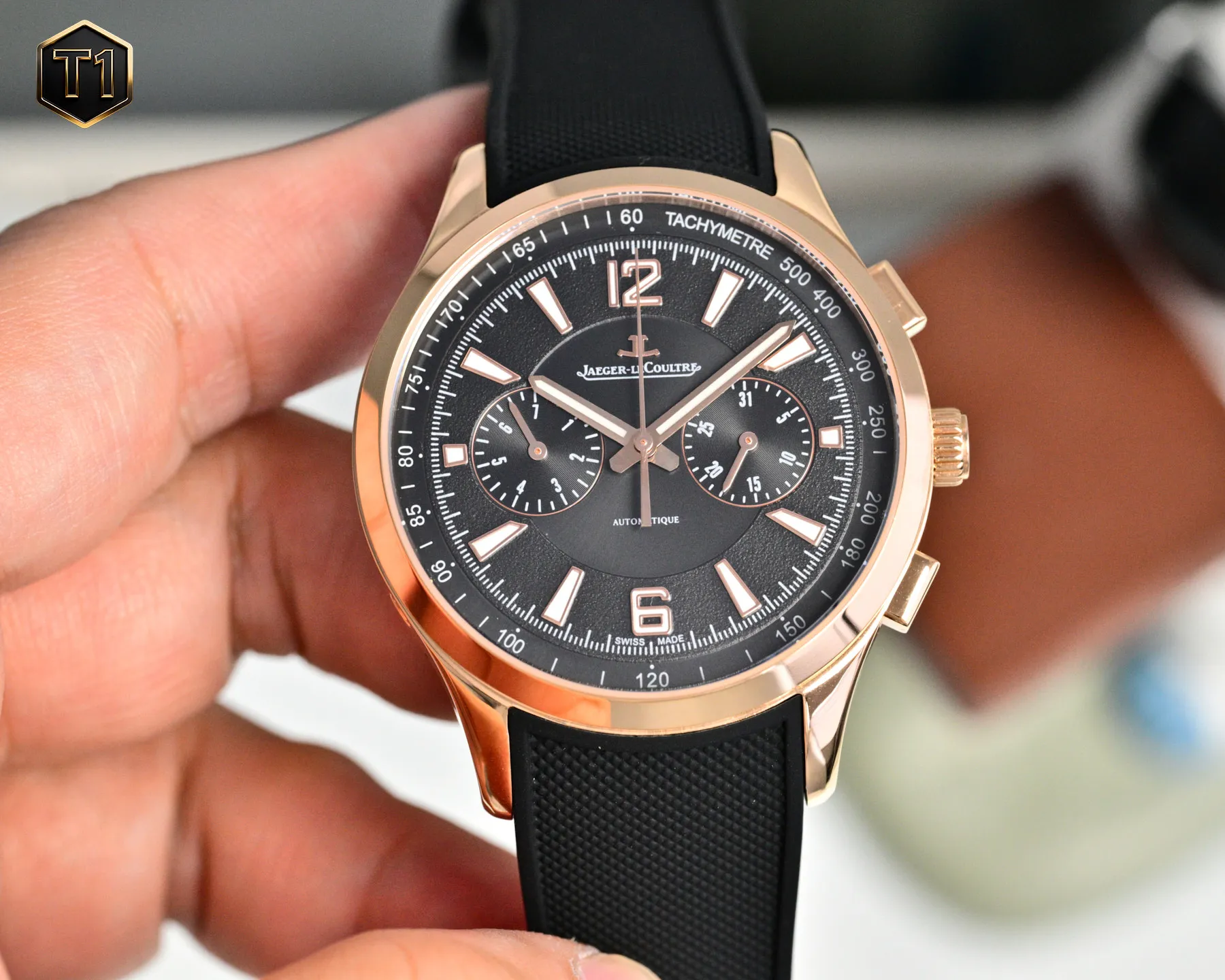 新品 JAEGER-LECOULTRE——积家北宸系列腕表 儒雅而至 精彩细节 表壳打磨 为了追求正品温润如玉的效果 制表师精磨细造 慢工出细活 正品开模 1:1复刻完美与正品一致 采用316L精钢材质打造和CNC顶级工艺打磨 与原装工艺效果如出一辙 使其整体字面质感更佳 腕表尺寸42mmX11.00mm机芯型号订制机芯改761 防水深度50m表盘团队突破多层技术瓶颈 力求完美 对12个刻度细节精益求精 1:1还原太阳放射状饰纹 表带采用天然橡胶表带 薄而长且柔软 足以缠绕贴合手腕 原装精钢折叠扣更显示这块腕表的豪华气质 适合各种商务场合 简敛精致不失优雅