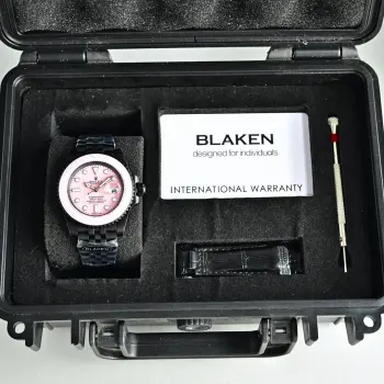 全新配色升级:BLAKEN×劳力士改装水鬼新色直接杀疯 BLAKEN顶级改装buff DLC黑化表身+暗夜砂砾表盘原厂质感+满格酷感直接拉满 新色炸场款 红/橙/蓝/紫/哑黑+限定嫩粉每只都是腕间吸睛王  经典3135机芯+40mm适配腕型实用度也直接拉满 这波配色里 你的one pick是哪只  BLAKEN改装表  劳力士水鬼新色1  BLAKEN高级改装水鬼系列 让您美美的 酷酷的 2  表身DLC黑化处理 Blacken改装团队特有的暗夜黑表盘砂砾效果100%还原 3  搭载一体3135机芯机械 稳定性强 4  直径40毫米 厚度11毫米 - 诚意之作 欢迎各路表友品鉴