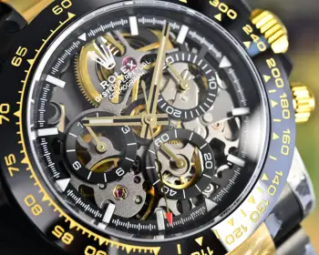 **BLAKEN UPGRADE ALERT!**第六代迪通拿碳黑复刻版 镂空设计 6th Gen Daytona Carbon Black Replica 40mm上手绝了 核心亮点一眼种草   12.2mm超薄机身 12.2mm Ultra-thin Case 甩开市面13.5mm普通款  全实心精钢 Solid Stainless Steel 打造 接缝几乎0缝隙 质感拉满   哑黑套件 Matte Black Kit 升级+多色圈口 Multi-color Bezels 可选 后期想换风格随便搭 个性党狂喜   表带双选项 硅胶款 Silicone Strap 轻便舒适/精钢款 Steel Strap 硬朗有范儿 CNC全程精雕 CNC Precision Engraving + 人工打磨 细节控直接爱住  机芯硬核 4802一体机芯 4802 Integrated Movement 搭载72-hour Long Power Reserve长储能 计时功能 Chronograph Function 和专柜同步 走时稳得一批 贴心设计 蚝式保险扣 Oyster Safety Cl