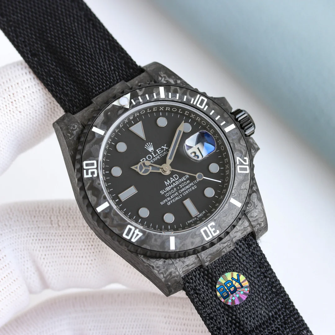 ROLEX-水鬼 碳纤维 Submariner 潜航者SUB水鬼 完美呈现 1 升级更便捷-更百搭的魔术贴表带 通用大小手腕/男士女士均适合佩戴 2 特别定制碳纤维表壳,多颜色搭配可以选 BLAKEN赋予水鬼不一样的风格 体现全新的视觉和触觉体验 3 经过无数次的修改 终于呈现出刻字立体 且条丁外有外影的对版本完美圈口 温润如玉的超强夜光珠 4 搭载全新一体3135机芯 质量稳定 每个机芯都经过严格检测 返修率低 出厂可选配BLAKEN发烧改装收纳箱带工具以及真牛皮表带一副 附带配件丢失不支持退换 - 诚意之作 欢迎各路表友品鉴