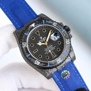ROLEX-水鬼 碳纤维 Submariner 潜航者SUB水鬼 完美呈现 1 升级更便捷-更百搭的魔术贴表带 通用大小手腕/男士女士均适合佩戴 2 特别定制碳纤维表壳,多颜色搭配可以选 BLAKEN赋予水鬼不一样的风格 体现全新的视觉和触觉体验 3 经过无数次的修改 终于呈现出刻字立体 且条丁外有外影的对版本完美圈口 温润如玉的超强夜光珠 4 搭载全新一体3135机芯 质量稳定 每个机芯都经过严格检测 返修率低 出厂可选配BLAKEN发烧改装收纳箱带工具以及真牛皮表带一副   附带配件丢失不支持退换 - 诚意之作 欢迎各路表友品鉴 