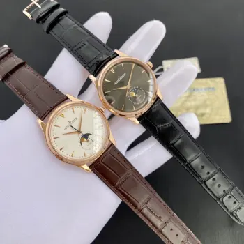 端系列 完美做工 给它一个专柜就是正品大厂出品 原版开模 绝对是百里挑一的臻品慢工细琢 只为复刻最强大师 ——积家月相大师系列正装男表Q1368420. 表壳直径39mm 厚度9.9mm  技术要点  一 月相盘 一个月走一圈 逐个逐个使用CNC精雕成型 完美还原原装的立体质感 二 Miyota9015改自产Cal.925/1机芯采用德国进口CNC数控机床铣花 铣花纹细腻清晰 市场唯一对版纵向日内瓦纹 数控精雕镂空链条盒让机芯看起来 更积家  三 表盘压弯弧度吻合原装 工艺难度极高 报废率高达50%以上 产量有限 四 自动陀电镀了特调的K金色 并非市场上普通的红玫瑰金 自动陀螺丝也采用圆头蓝钢螺丝 实实在在匠心打造  字不是最重要的 请看细节图 