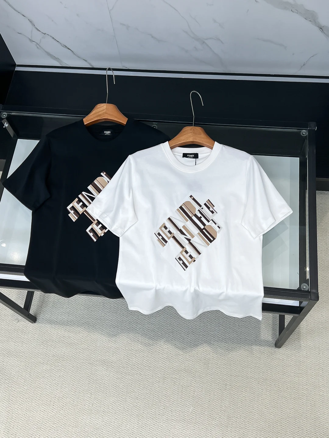原单短袖T恤男装|高仿短袖T恤男装|精仿短袖T恤男装|一比一短袖T恤男装FENDI 芬迪 Fei 双F Fei 26SS新品专柜T台走秀款 胸前三重叠影几何字母 刺绣 短袖T恤 男女同款 短袖不在千篇一律的大众脸 而是一定要独特吸引人的眼球 这一款芬迪圆领T恤 品相品质都在线 舒适度 一如既往的版型 时髦度 包括面料 裁剪工艺上 都是下足了功夫 定制纯棉面料透气 日常穿着非常清爽穿感舒适 领口的罗纹针织平整紧密 随意折腾都不会领口歪斜 宽松版型 上身你就会发现真的好好看 整体极简利落 超级日常百搭 随随便便搭配一条裤子就是青春的样子 一件圆领t恤就能为你的穿搭疯狂 绝不会出错的时髦单品 颜色 黑色 白色尺码 S-2XL  高版本背后有龟背 