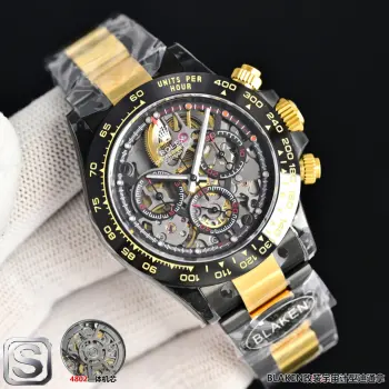 **BLAKEN UPGRADE ALERT!**劳力士 ROLEX 迪通拿系列 第六代迪通拿碳黑复刻版 镂空设计 6th Gen Daytona Carbon Black Replica 40mm上手绝了 核心亮点一眼种草 BKL   12.2mm超薄机身 12.2mm Ultra-thin Case 甩开市面13.5mm普通款  全实心精钢 Solid Stainless Steel 打造 接缝几乎0缝隙 质感拉满   哑黑套件 Matte Black Kit 升级+多色圈口 Multi-color Bezels 可选 后期想换风格随便搭 个性党狂喜   表带双选项 硅胶款 Silicone Strap 轻便舒适/精钢款 Steel Strap 硬朗有范儿 CNC全程精雕 CNC Precision Engraving + 人工打磨 细节控直接爱住  机芯硬核 4802一体机芯 4802 Integrated Movement 搭载72-hour Long Power Reserve长储能 计时功能 Chronograph Function 和专柜同步 走时稳得一批 贴心设计 蚝式