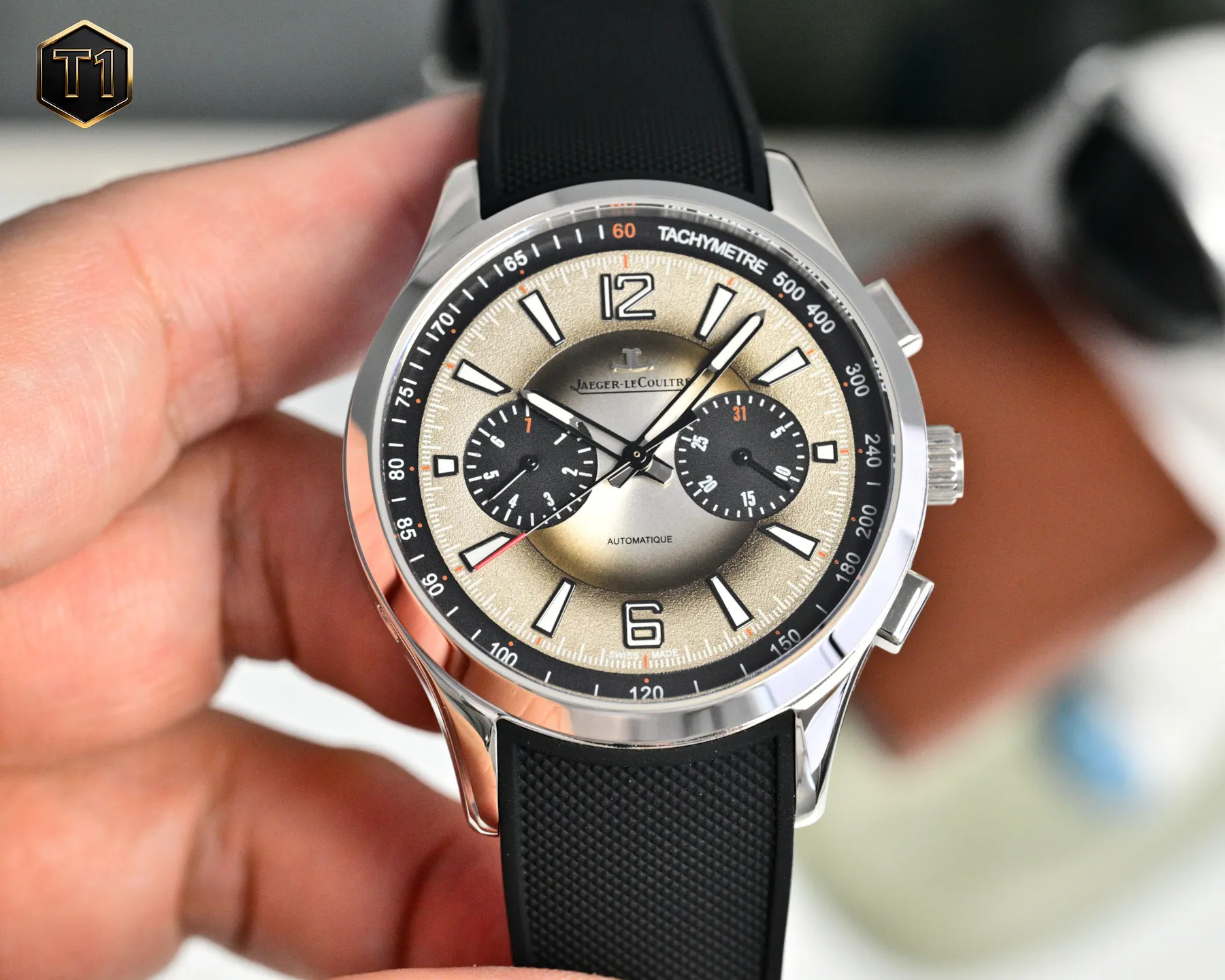新品 JAEGER-LECOULTRE——积家北宸系列腕表 儒雅而至 精彩细节 表壳打磨 为了追求正品温润如玉的效果 制表师精磨细造 慢工出细活 正品开模 1:1复刻完美与正品一致 采用316L精钢材质打造和CNC顶级工艺打磨 与原装工艺效果如出一辙 使其整体字面质感更佳 腕表尺寸42mmX11.00mm机芯型号订制机芯改761 防水深度50m表盘团队突破多层技术瓶颈 力求完美 对12个刻度细节精益求精 1:1还原太阳放射状饰纹 表带采用天然橡胶表带 薄而长且柔软 足以缠绕贴合手腕 原装精钢折叠扣更显示这块腕表的豪华气质 适合各种商务场合 简敛精致不失优雅