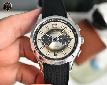 新品 JAEGER-LECOULTRE——积家北宸系列腕表 儒雅而至   精彩细节 表壳打磨 为了追求正品温润如玉的效果 制表师精磨细造 慢工出细活 正品开模 1:1复刻完美与正品一致 采用316L精钢材质打造和CNC顶级工艺打磨 与原装工艺效果如出一辙 使其整体字面质感更佳 腕表尺寸42mmX11.00mm机芯型号订制机芯改761 防水深度50m表盘团队突破多层技术瓶颈 力求完美 对12个刻度细节精益求精 1:1还原太阳放射状饰纹 表带采用天然橡胶表带 薄而长且柔软 足以缠绕贴合手腕 原装精钢折叠扣更显示这块腕表的豪华气质 适合各种商务场合 简敛精致不失优雅 