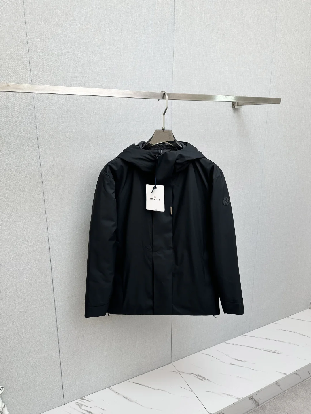 原单羽绒服/棉衣男装|高仿羽绒服/棉衣男装|精仿羽绒服/棉衣男装|一比一羽绒服/棉衣男装Mon*cler 商务休闲Gatillier羽绒夹克无疑是男士必备的时尚单品 这款被称为