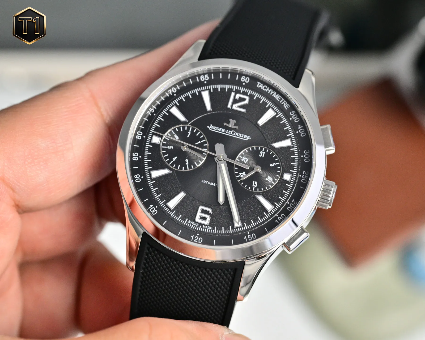 新品 JAEGER-LECOULTRE——积家北宸系列腕表 儒雅而至 精彩细节 表壳打磨 为了追求正品温润如玉的效果 制表师精磨细造 慢工出细活 正品开模 1:1复刻完美与正品一致 采用316L精钢材质打造和CNC顶级工艺打磨 与原装工艺效果如出一辙 使其整体字面质感更佳 腕表尺寸42mmX11.00mm机芯型号订制机芯改761 防水深度50m表盘团队突破多层技术瓶颈 力求完美 对12个刻度细节精益求精 1:1还原太阳放射状饰纹 表带采用天然橡胶表带 薄而长且柔软 足以缠绕贴合手腕 原装精钢折叠扣更显示这块腕表的豪华气质 适合各种商务场合 简敛精致不失优雅