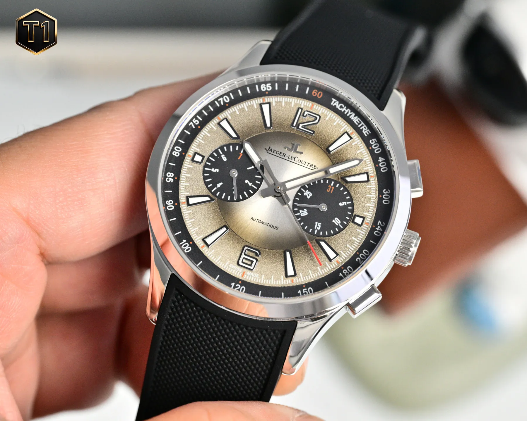 新品 JAEGER-LECOULTRE——积家北宸系列腕表 儒雅而至 精彩细节 表壳打磨 为了追求正品温润如玉的效果 制表师精磨细造 慢工出细活 正品开模 1:1复刻完美与正品一致 采用316L精钢材质打造和CNC顶级工艺打磨 与原装工艺效果如出一辙 使其整体字面质感更佳 腕表尺寸42mmX11.00mm机芯型号订制机芯改761 防水深度50m表盘团队突破多层技术瓶颈 力求完美 对12个刻度细节精益求精 1:1还原太阳放射状饰纹 表带采用天然橡胶表带 薄而长且柔软 足以缠绕贴合手腕 原装精钢折叠扣更显示这块腕表的豪华气质 适合各种商务场合 简敛精致不失优雅
