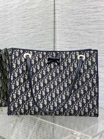 <p>Dior226春夏新款老花蝴蝶结托特包 经典</p><p>Oblique帆布+蝴蝶结点缀超优雅少女感 轻便自重 通勤出街都很适合!手提+可调节肩带 手提斜挎随心切换 实用又时髦 内部空间合理 日常物品轻松收纳 是功能与设计感兼具的高端包包 深受年轻女生喜爱 </p><p>Size 37*29*14cm</p>