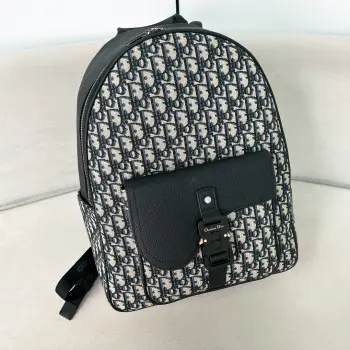 <p>新品男士马鞍双肩背包</p><p>Oblique图花纹简直是时尚的弄潮儿</p><p>饰以黑色粒面小牛皮</p><p>正面翻盖延续标志性的马鞍轮阔</p><p>侧面两个插袋</p><p>全新设计铝扣开合</p><p>正面翻盖马鞍口袋可收纳各种小物件</p><p>内部空间极大 设有笔记本隔层</p><p>包身整体有种高级感和贵族气息</p><p>上身后更加彰显休闲帅气潇洒的风格</p><p>时髦方便又日常的一款包包</p><p>尺寸 43.5x33x19.5厘米</p>