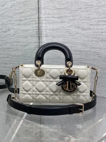 <p>Classic Lady新蝴蝶结戴妃包 人手一个必备的三格小包 迷人优雅又气场十足 斜挎手拎也是女人味十足 经典时尚风格 ins和众多时尚icon都人手一个的美包 别错过哦 </p><p>size 17*7*15cm</p>