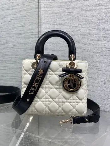 <p>D-joy小号系列最新蝴蝶结五金 新出的尺寸更小巧 更显得精致 大爆款的节奏 包包自带两条肩带 多种背法   上身又美又飒 经典的菱格设计 搭配柔软的绵羊皮优雅又时尚</p><p>size 22*6*12cm </p>