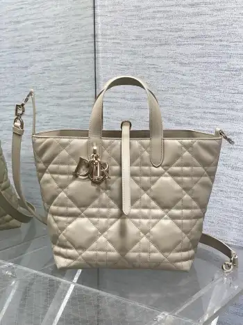 <p> 现货</p><p>Toujours竖版系列中号 专属菜篮子 有点太美了 高颜值包包 轻松拿捏高级感 超大菱格的设计 搭配经典的字母配饰 摩登时尚感十足 包身结构十分柔软 小牛皮材质高级感满满 别具一格的扣饰扣合时侧面可折叠 自带长肩带 实用度满分 容量也非常nice 日常出行物品统统放得下</p><p>size:2*18.5*22cm</p>