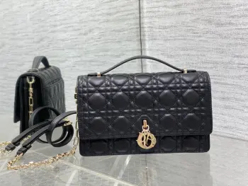 <p> 黑色现货</p><p>砖柜最新中号珍珠链条手拿包 标志性的藤纹格 经典的字母吊饰 别致的手柄设计 搭配柔软的羊皮 优雅又时尚 亮点在于绝美的链条 令整个包更加的精致 内里多个隔层和卡槽 精美之余又实用度满满的</p><p>size 24*7.5*14cm</p>