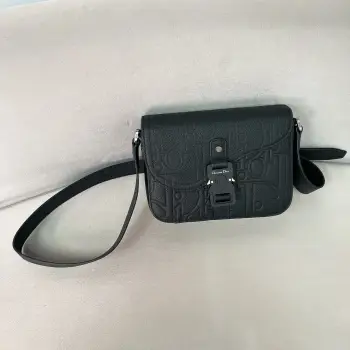<p>新品首发Gravity  马鞍信使包</p><p>采用Gravity印花图案黑色粒面牛皮</p><p>翻盖造型设计搭配铝扣超级fashion</p><p>外观简约而新颖</p><p>内部空间利落宽敞</p><p>包身整体风格随性感和时尚感兼具</p><p>可肩背或斜挎</p><p>帅气潇洒</p><p>时髦百搭又日常的一款包包 </p><p>特别适合出行游玩</p><p>尺寸 23*17.5*6cm</p>