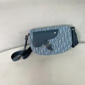 <p> 新品首发新品男士马鞍信使包</p><p>老花搭配荔枝纹牛皮经典时尚</p><p>马鞍翻盖造型设计saddle马鞍包</p><p>搭配全新铝扣超级fashion</p><p>外观简约而精致</p><p>内部空间利落宽敞</p><p>包身整体风格随性感和时尚感兼具</p><p>可肩背或斜挎</p><p>尺寸 24*16.5*5.5cm</p>
