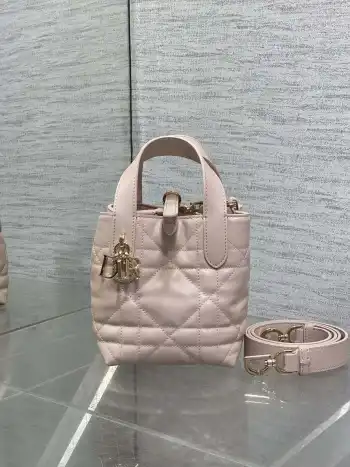 <p> 中号胭脂粉现货</p><p>Toujours竖版系列中号 专属菜篮子 有点太美了 高颜值包包 轻松拿捏高级感 超大菱格的设计 搭配经典的字母配饰 摩登时尚感十足 包身结构十分柔软 小牛皮材质高级感满满 别具一格的扣饰扣合时侧面可折叠 自带长肩带 实用度满分 容量也非常nice 日常出行物品统统放得下</p><p>size:2*18.5*22cm </p>